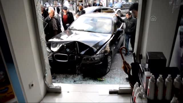 kontrolden-cikan-otomobil-eczaneye-carpti-6970316_x_o